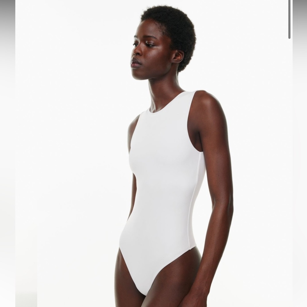Aritzia Babaton Contour Crew Bodysuit White S